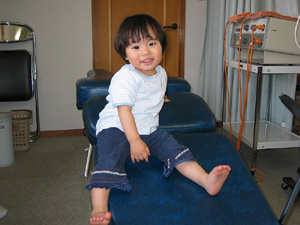 仁美は、平成１４年１１月６日生まれ、２歳の誕生日に治療室で記念撮影です。